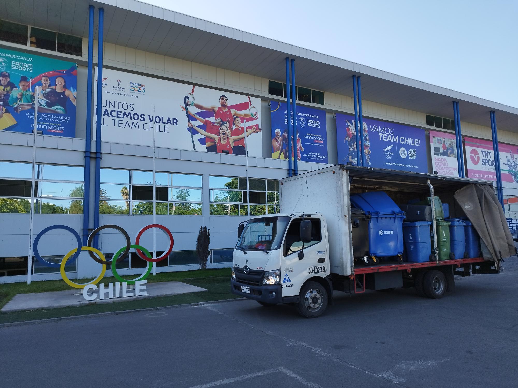 COCH dona medio centenar de contenedores a la Fundación Levantemos Chile
