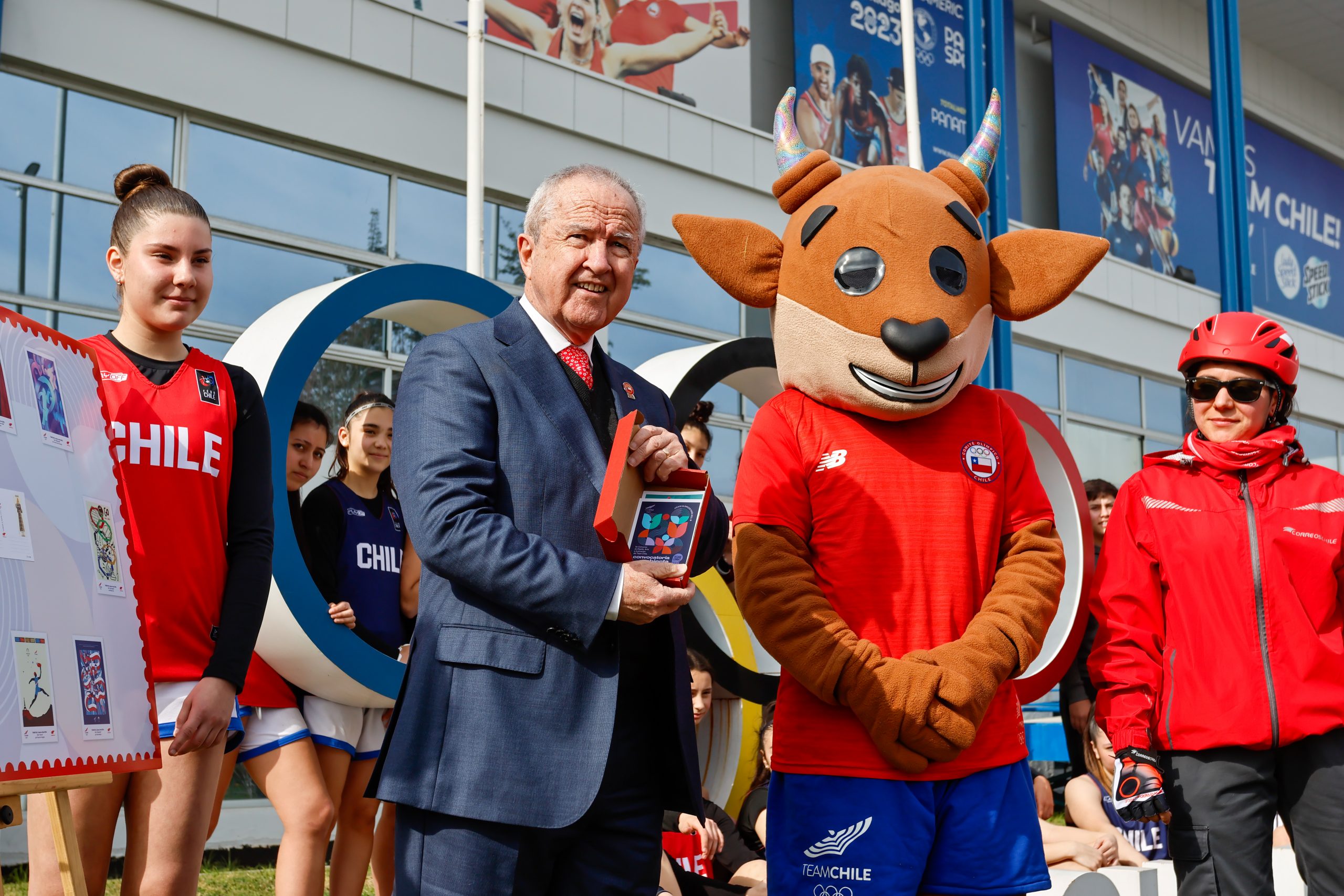 COCH y CorreosChile presentaron las postales conmemorativas del concurso de afiches