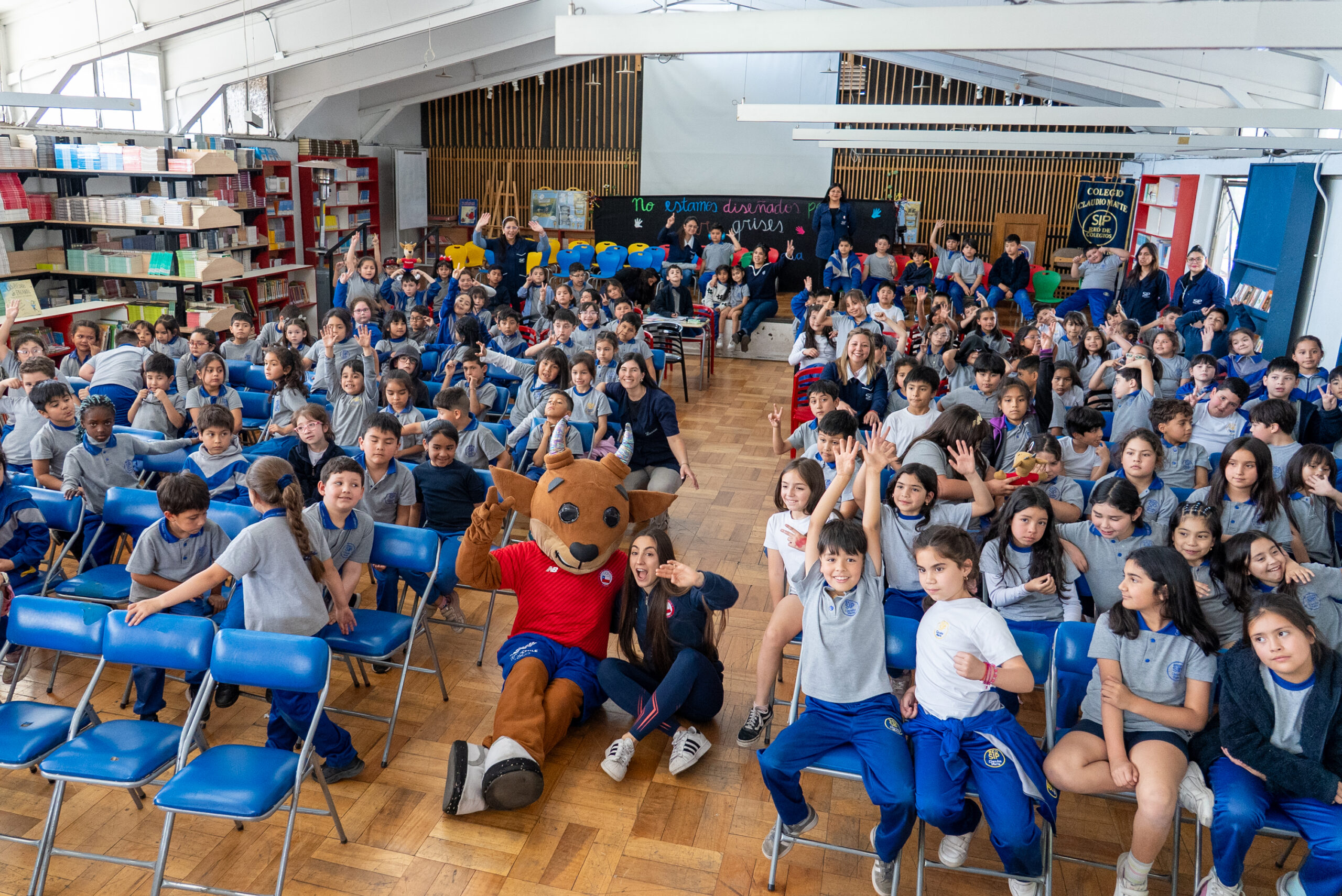 Valentina Toro y Martina Weil sorprendieron a más de doscientos niños con “Los Cuentos de DUPU”